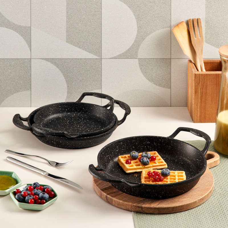 Набір низьких алюмінєвих сковорідок з ручками Marie Claire GRONA TRIO SHALLOW PANS Набір низьких алюмінєвих сковорідок з ручками Marie Claire GRONA TRIO SHALLOW PANS фото